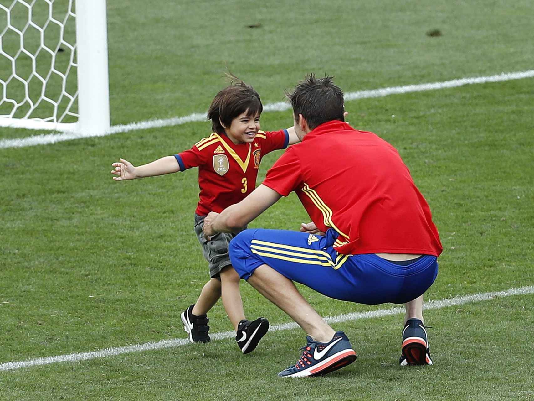 Gerard Piqué con su hijo Milan en el campo