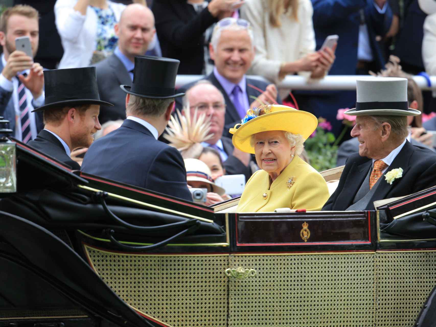 La reina Isabel II y Felipe de Edimburgo a su llegada al hipódromo de Ascot