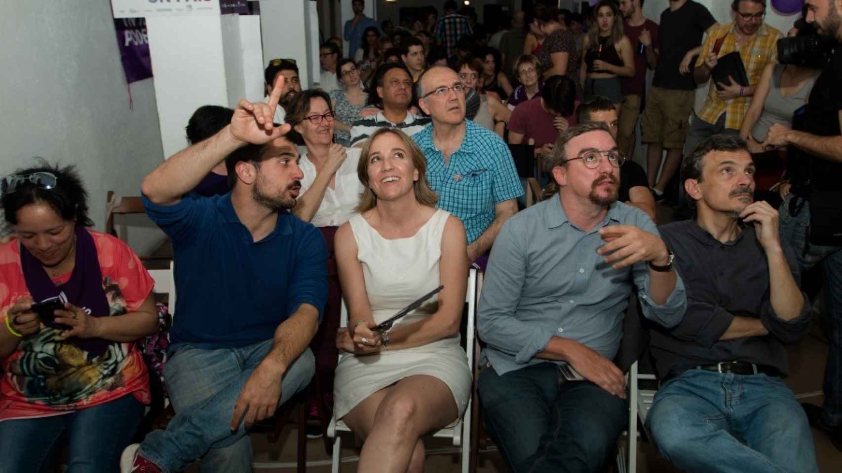 Primera fila de la sala central de La Morada, con Tania Sánchez, Jorge Lago y José Manuel López.