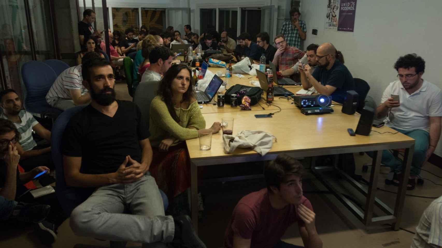 La noche del debate en la sala de máquinas de La Morada.