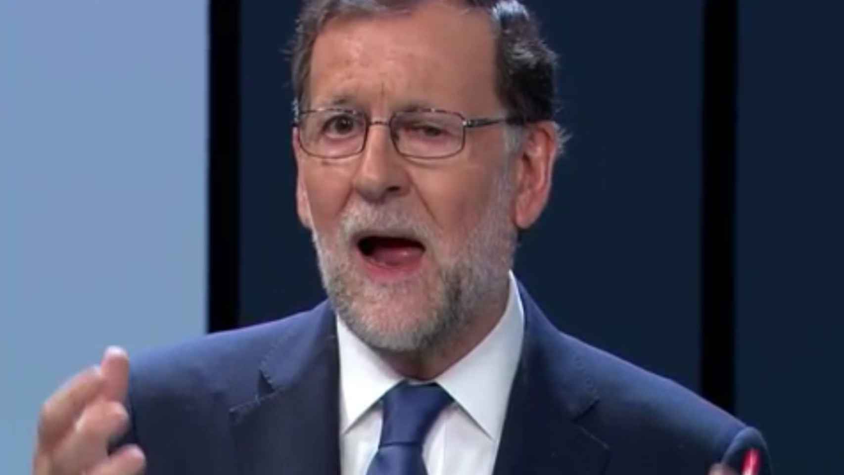 La extraña mueca de Rajoy.
