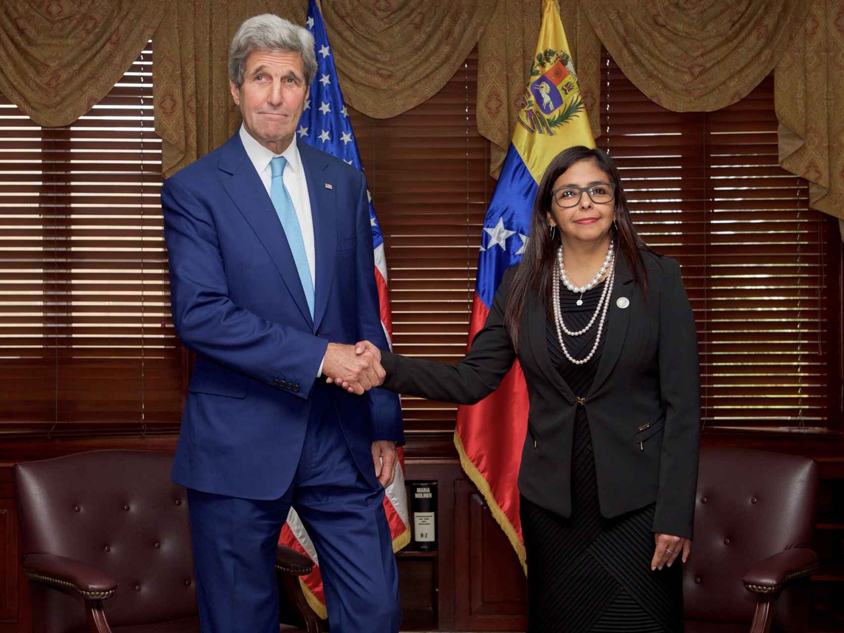 John Kerry estrecha la mano de la canciller venezolana Delcy Rodríguez.