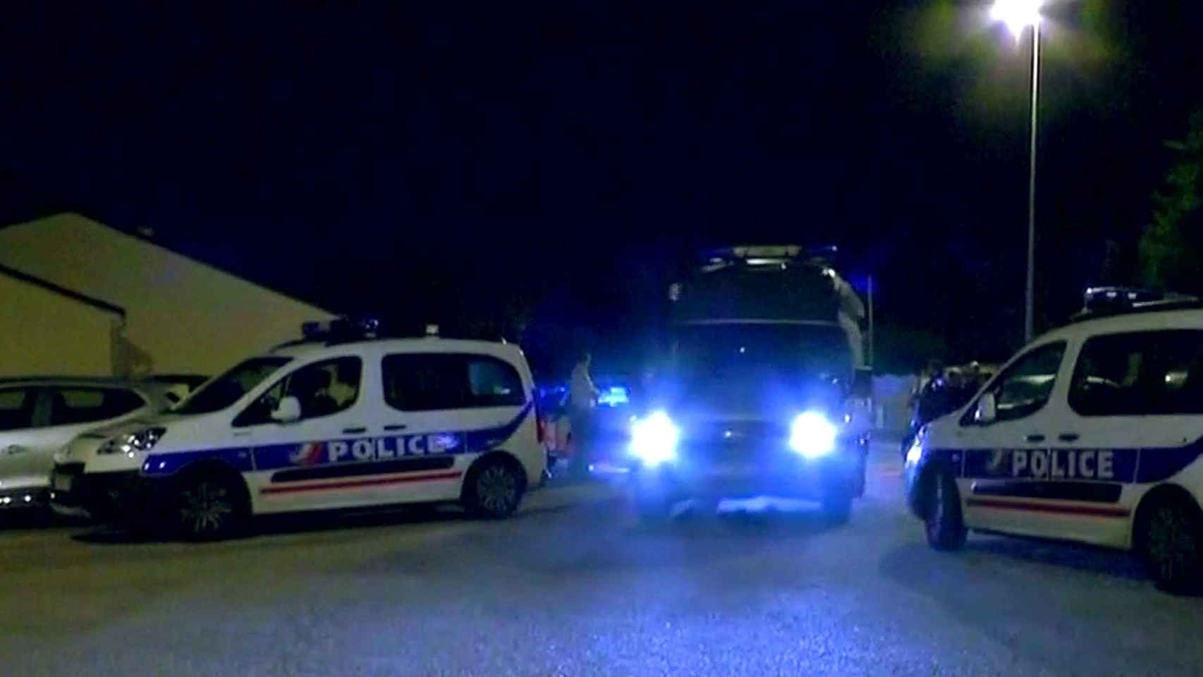 Los vehículos de policía en el lugar donde el agente fue apuñalado a las afueras de París.