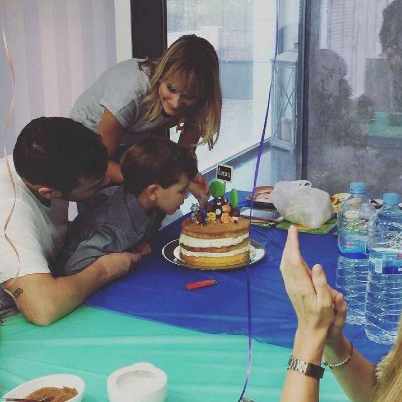 Fonsi y Alba celebrando el cumpleaños de su hijo Lucas
