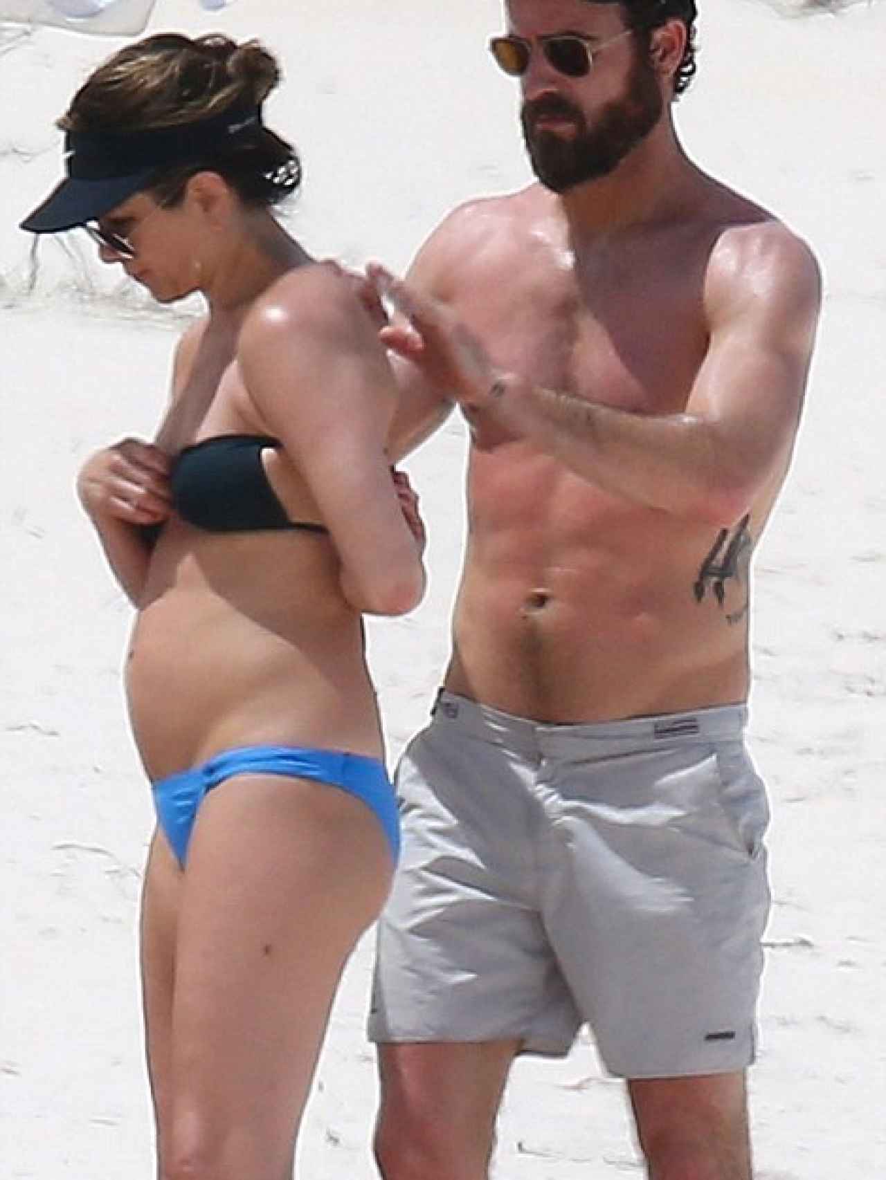 Jennifer Aniston y Justin Theroux en la playa