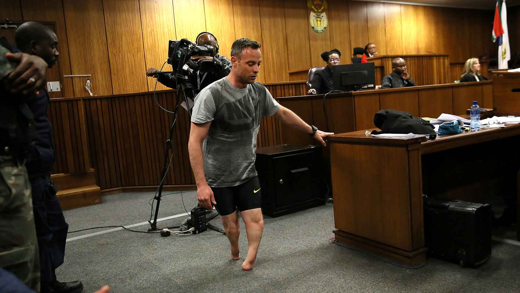 Pistorius sin las prótesis en el juicio.