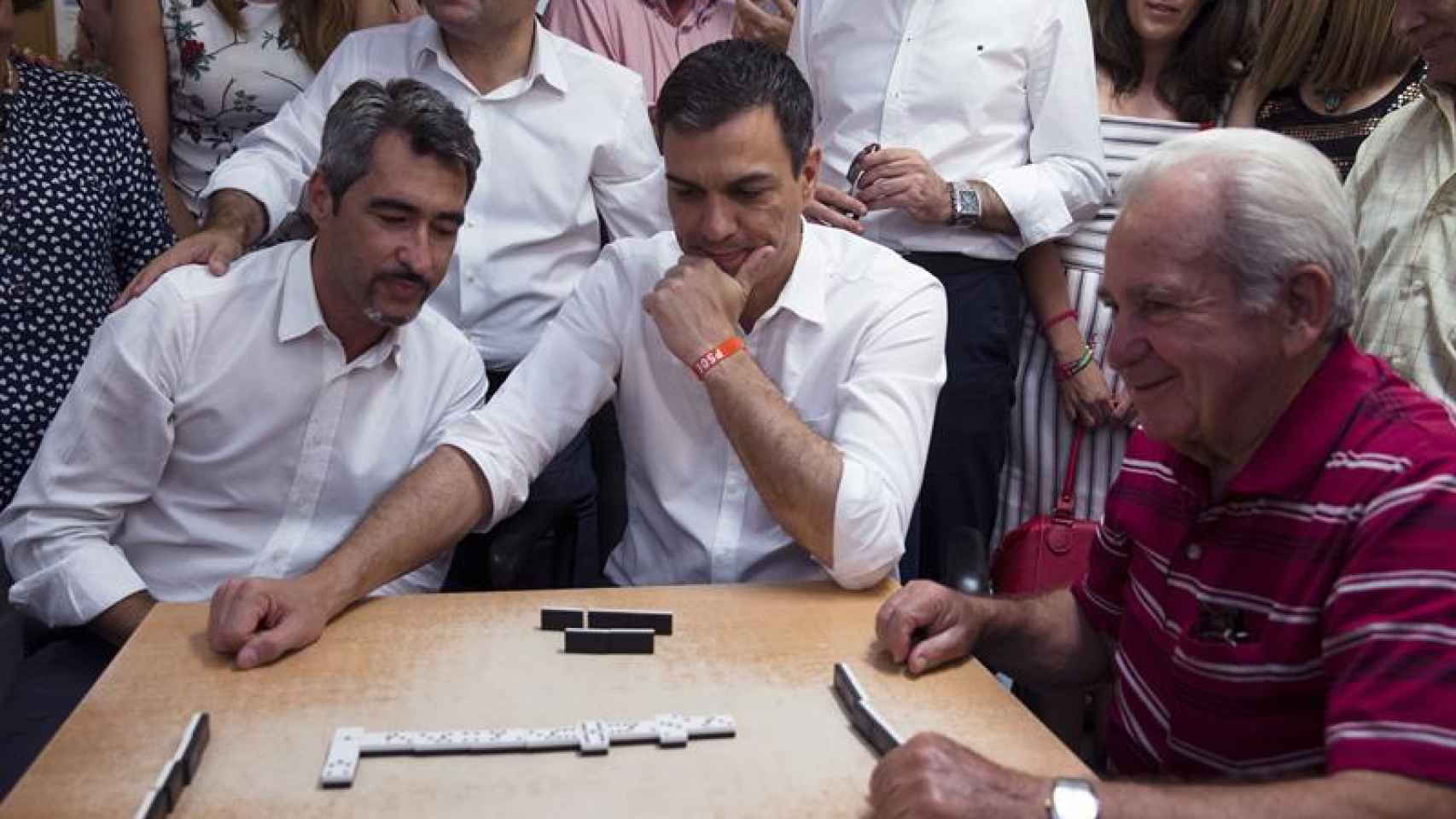 Sánchez, jugando al dominó en Benalmádena (Málaga)