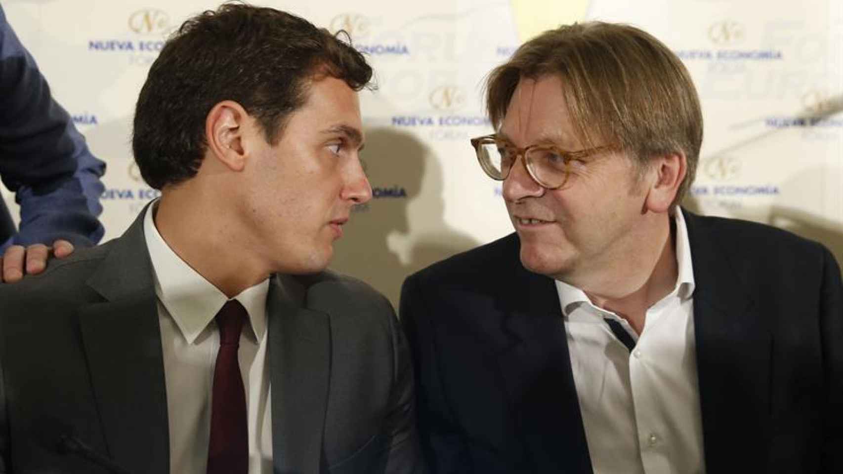 Albert Rivera conversa con el ex primer ministro belga, Guy Verhofstadt