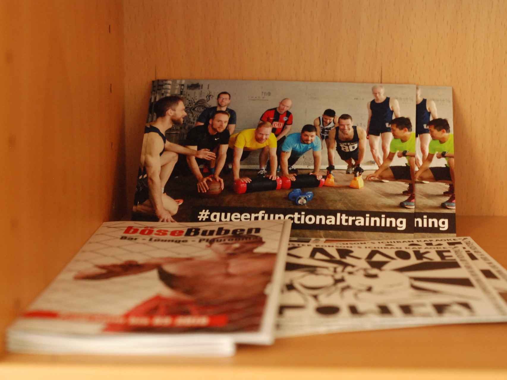 Revistas que pueden leerse en el hogar para refugiados gays.
