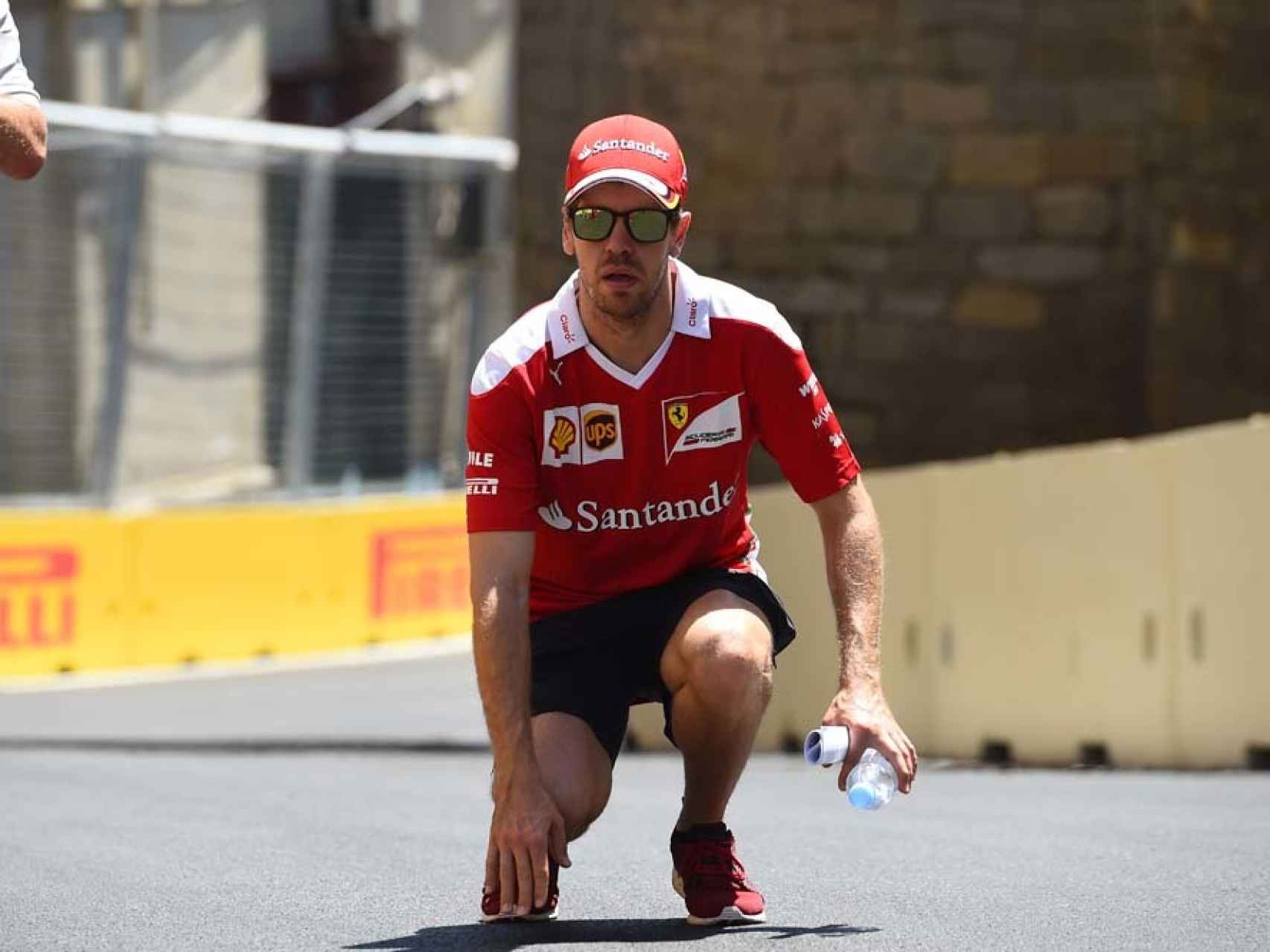 Sebastian Vettel inspecciona la pisca de Bakú.