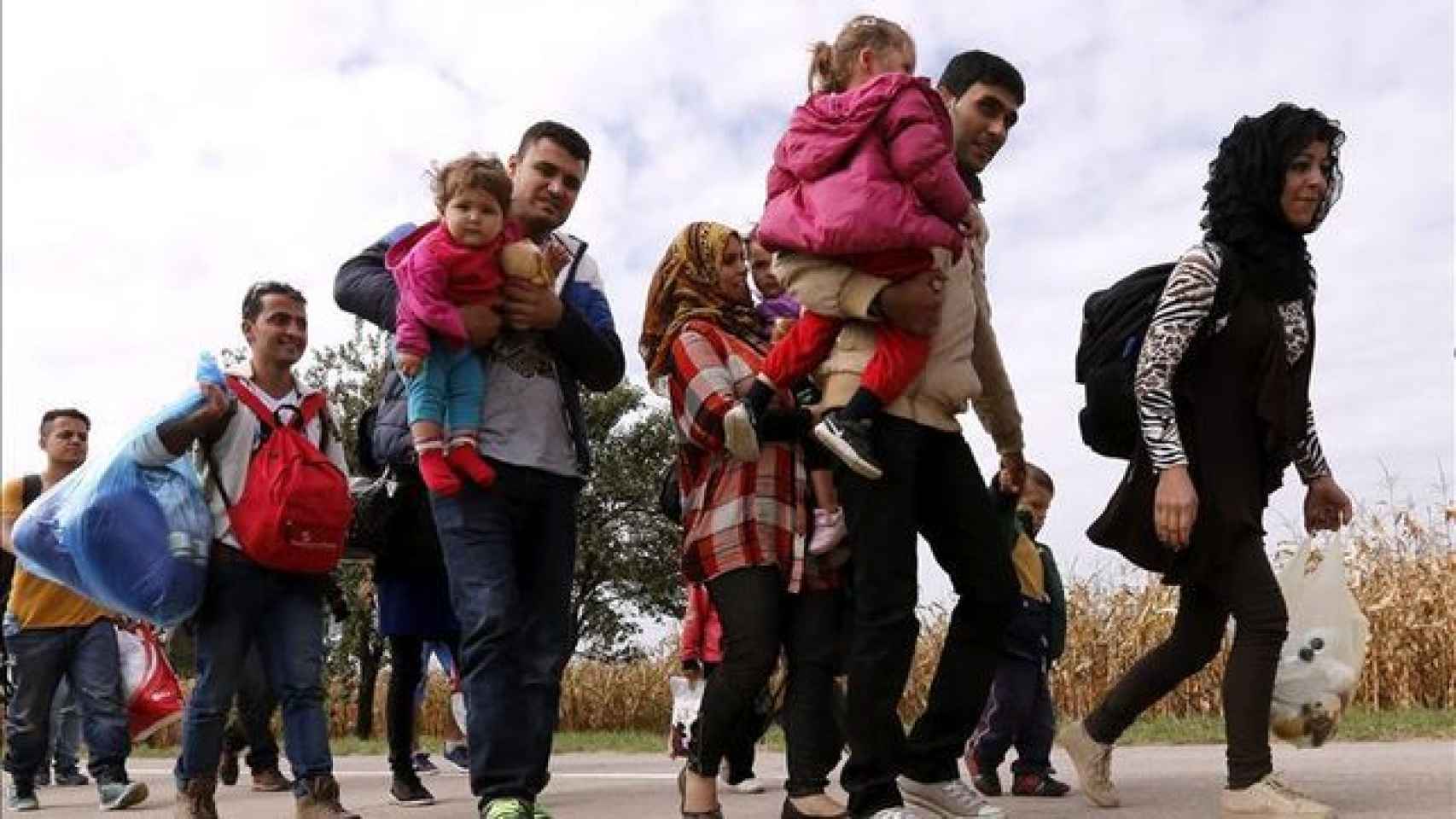 Refugiados caminan por una carretera del pueblo croata Ilok, fronterizo con Serbia.