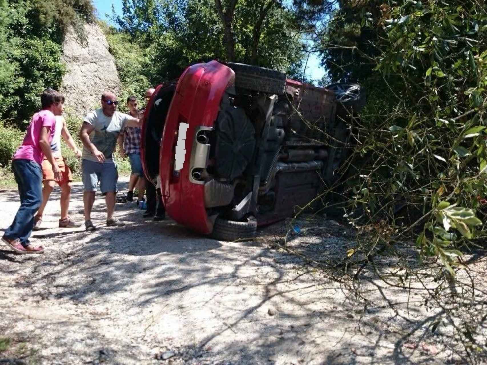 Un Renault Megane volcado en La Curvona tras perder el control