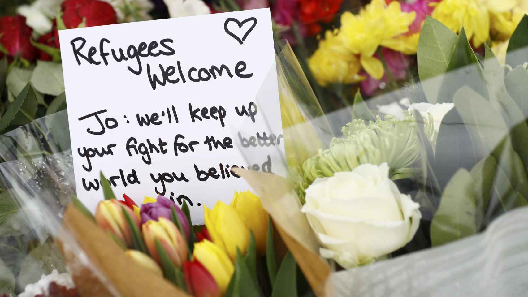 Flores y mensajes para Jo Cox junto al lugar donde fue asesinada en Birstall.