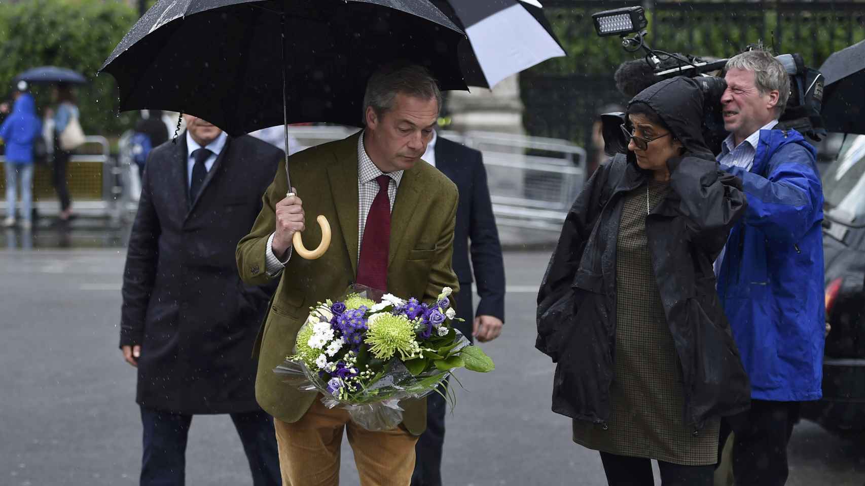 Nigel Farage, líder del UKIP, dejando unas flores delante del Parlamento de Londres en homenaje a Jo Cox.