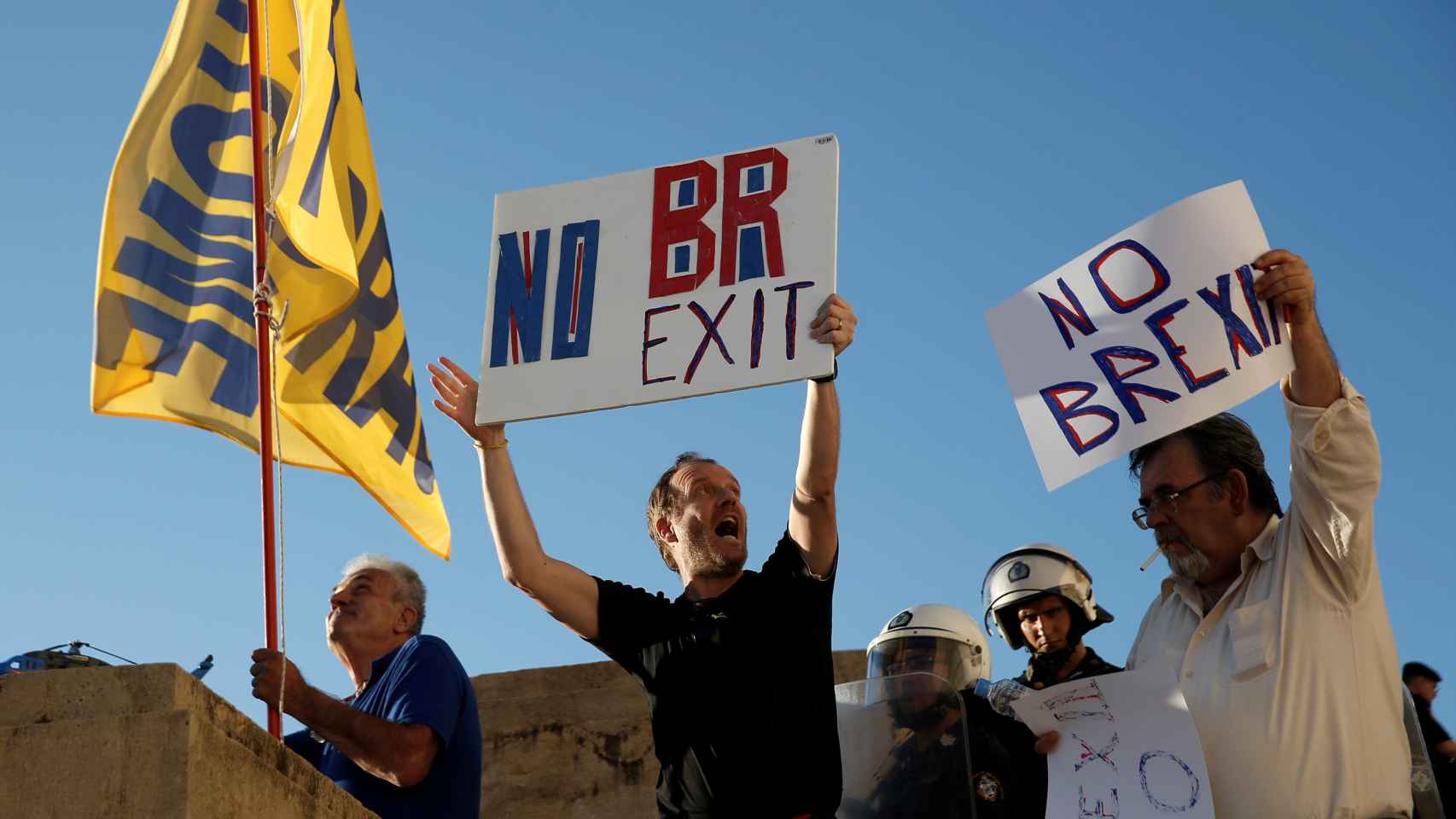 Unos manifestantes en Atenas piden al Reino Unido que no se vaya de la UE.
