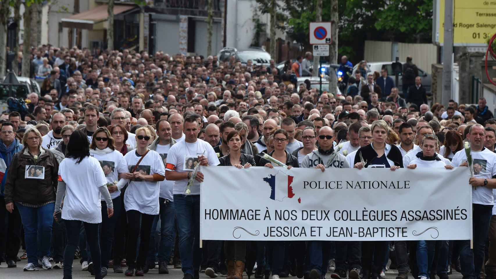 Una manifestación en París del cuerpo de policía francés en honor a Jean-Baptiste Salvaing y Jessica Schneider.