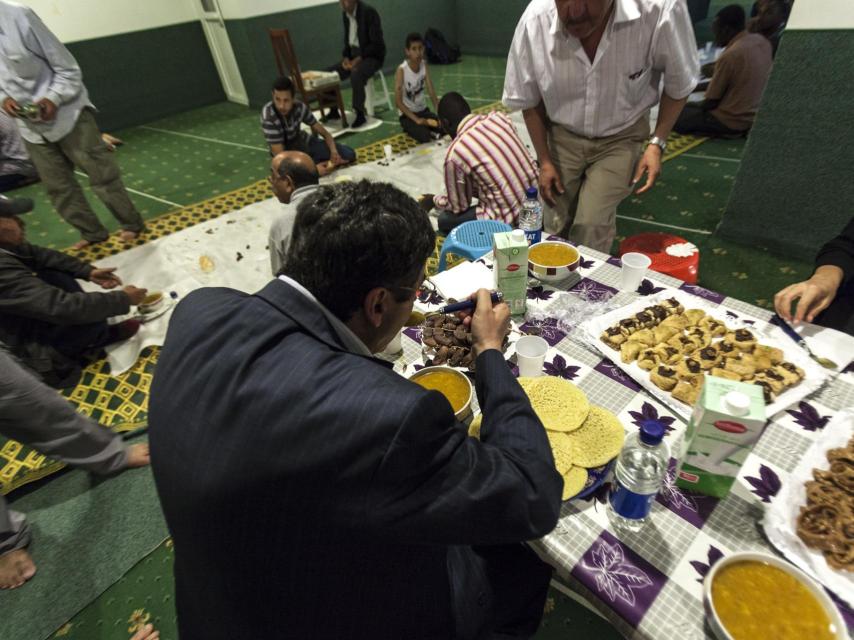 Tras la ruptura del ayuno, Chaib aprovecha para alimentarse.