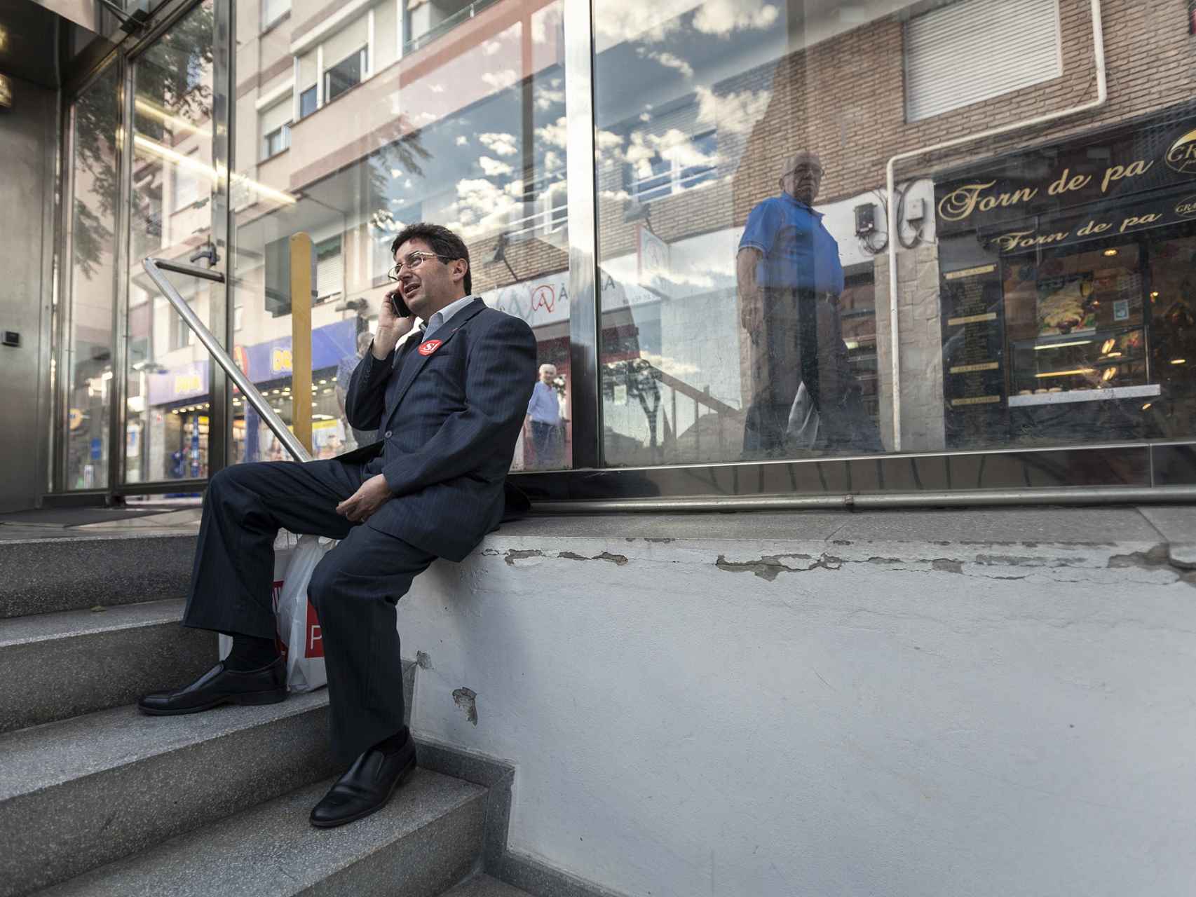 El candidato, descansando en la boca de una parada de Metro en Barcelona.