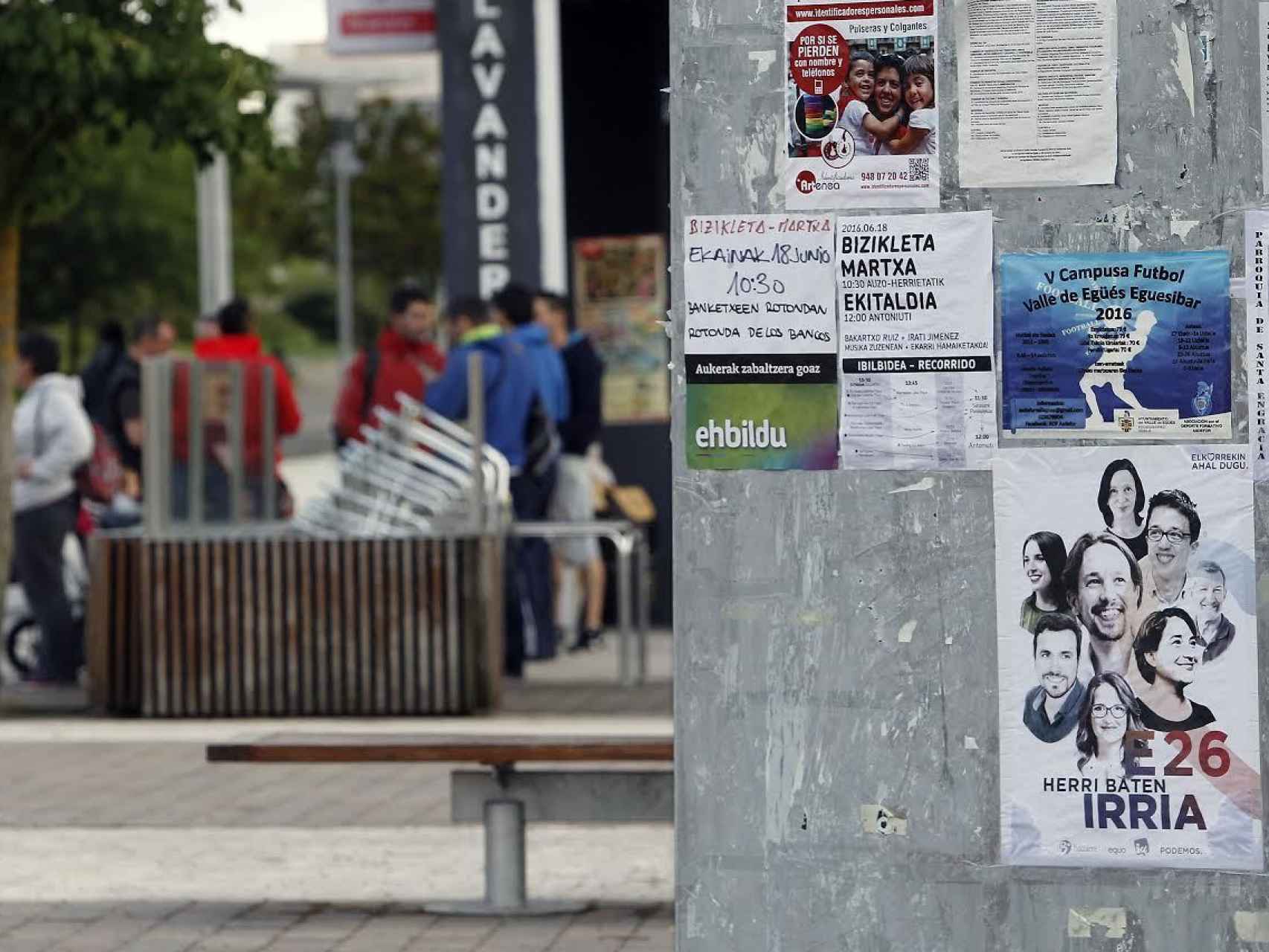 Los carteles de Podemos ya decoran Egüés.