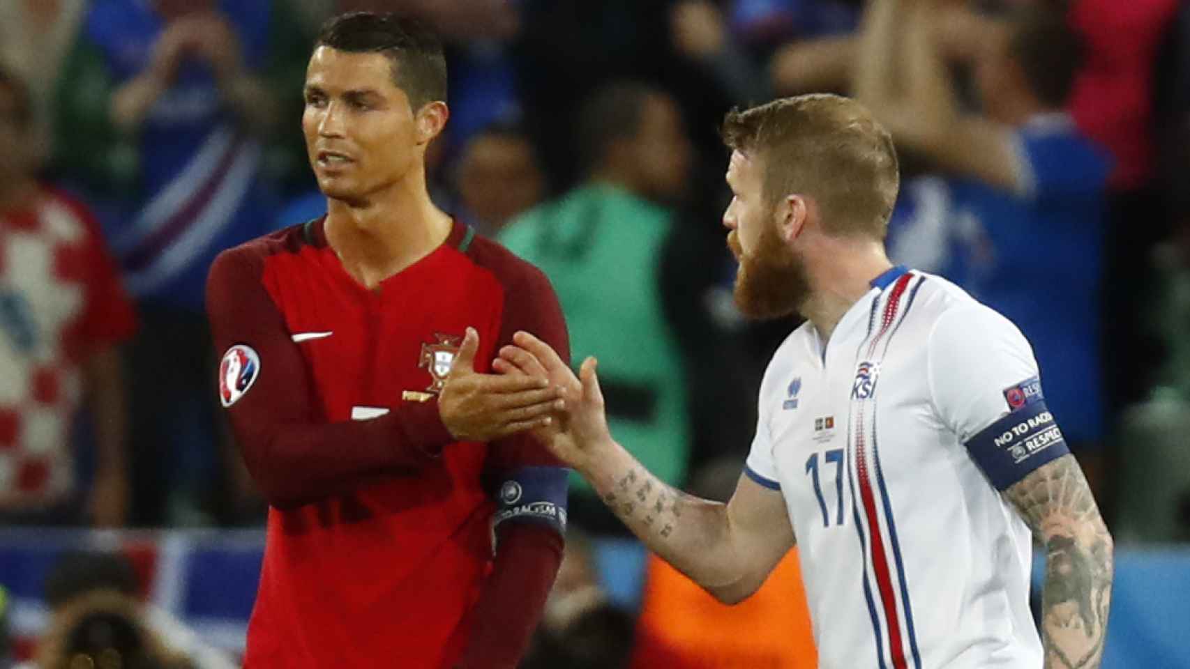 Ronaldo saluda al capitán de Islandia tras su encuentro en la primera jornada.