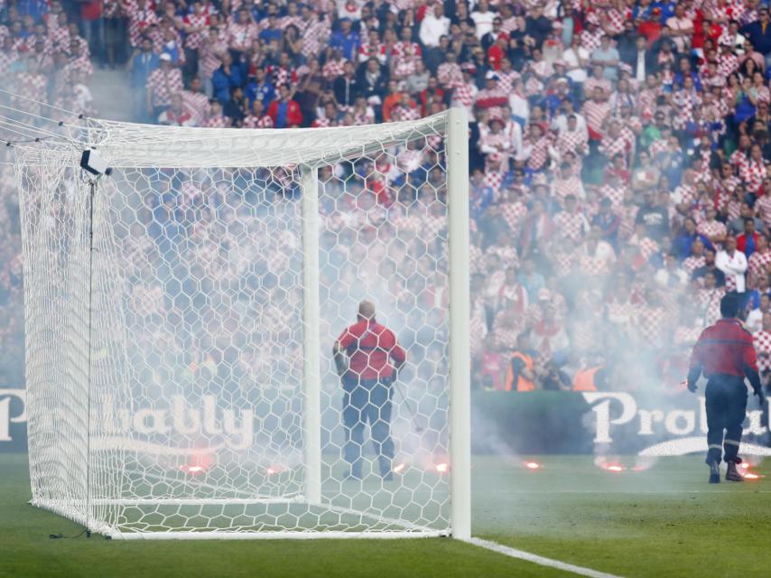 Bengalas en el partido entre Croacia y República Checa.