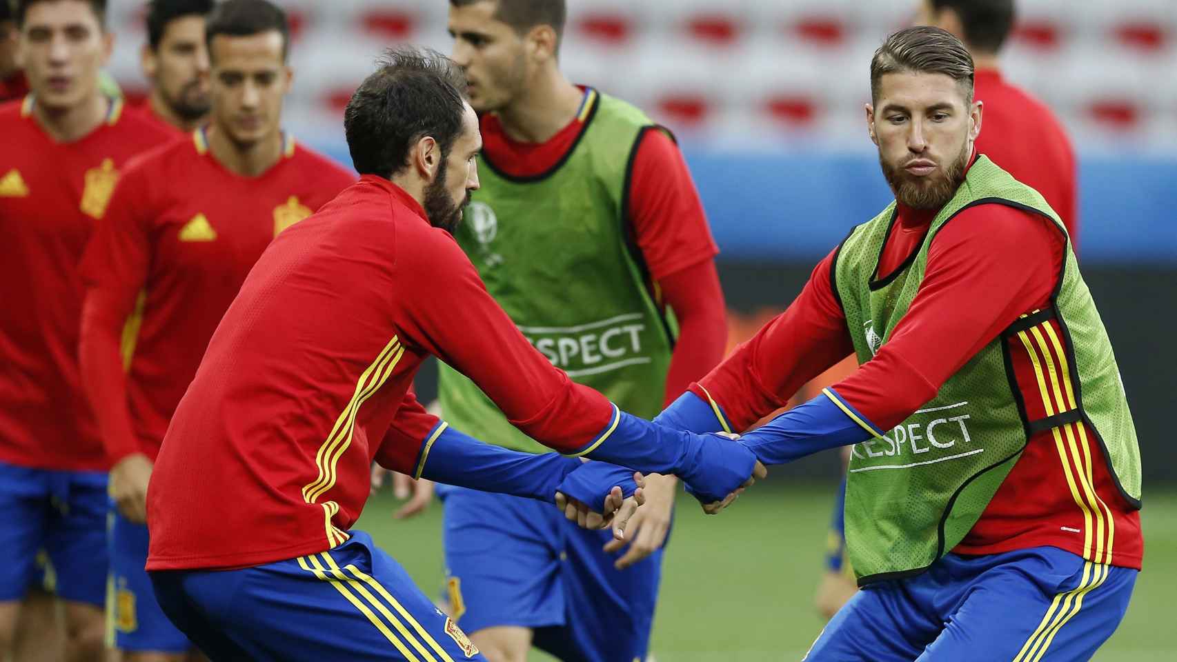 Sergio Ramos y Juanfran en el entrenamiento de España.