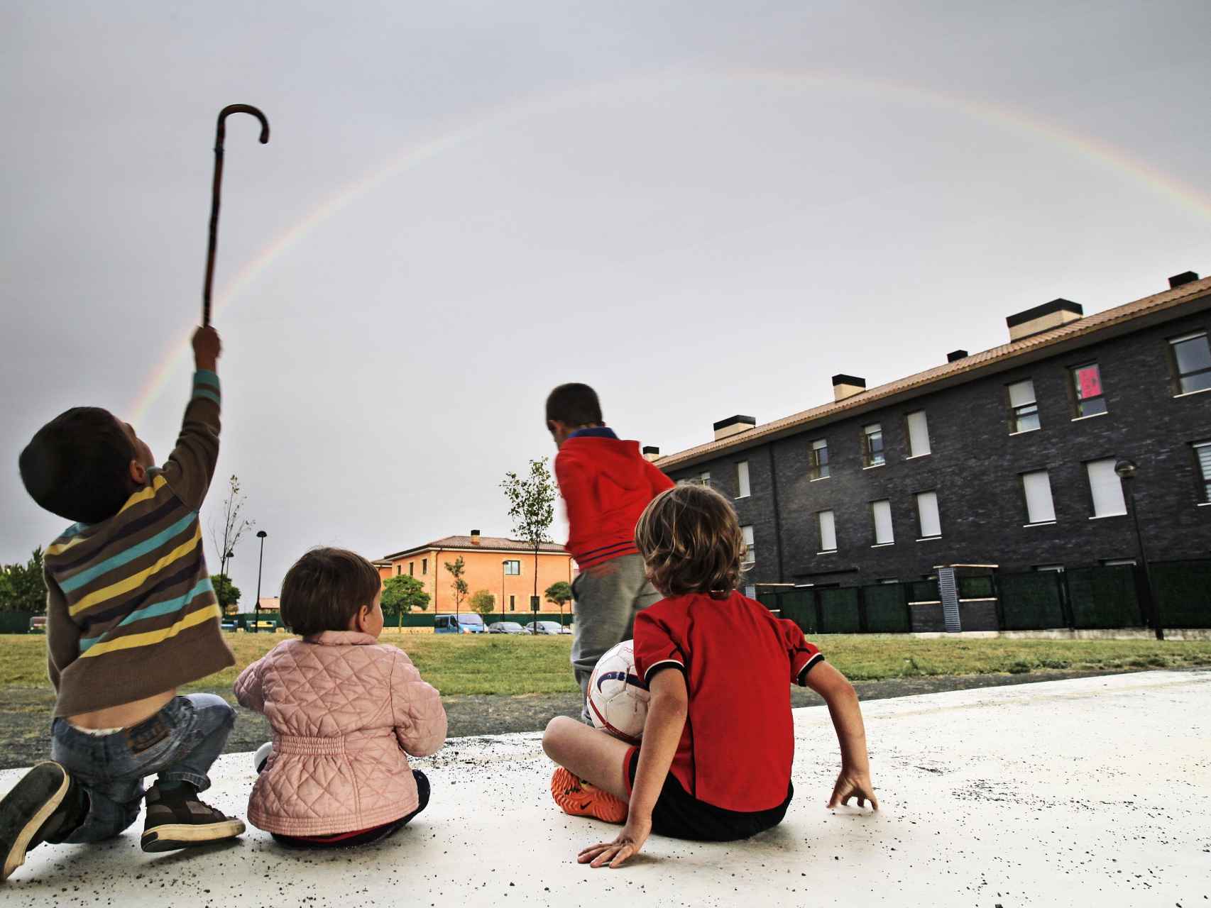 Los niños juegan en el Valle de Egüés al salir del colegio.