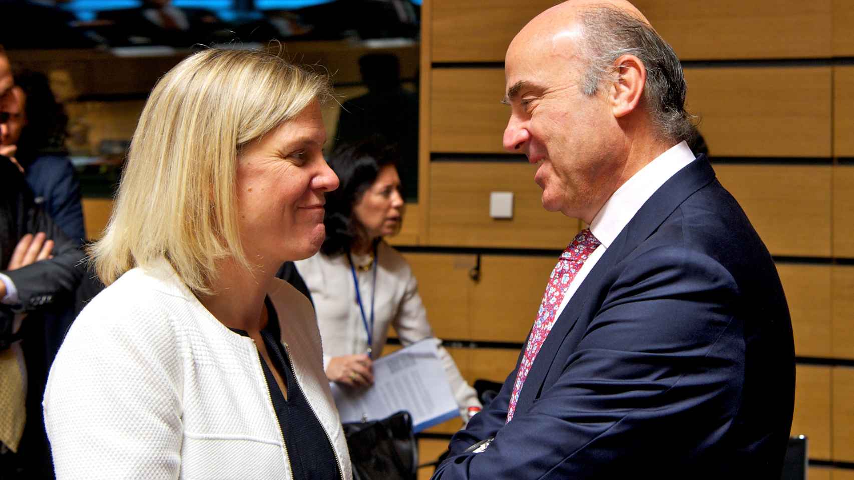 Guindos conversa con la ministra de Finanzas sueca durante el Ecofin