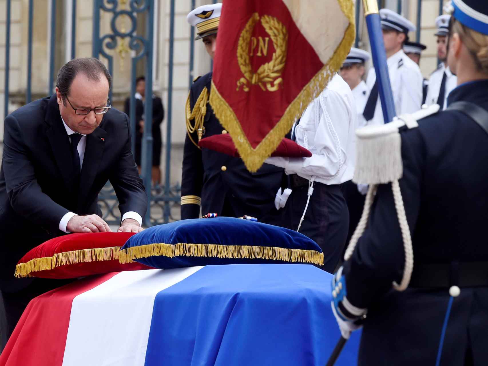 Hollande impone la Legión de Honor a título póstumo a los dos agentes fallecidos.