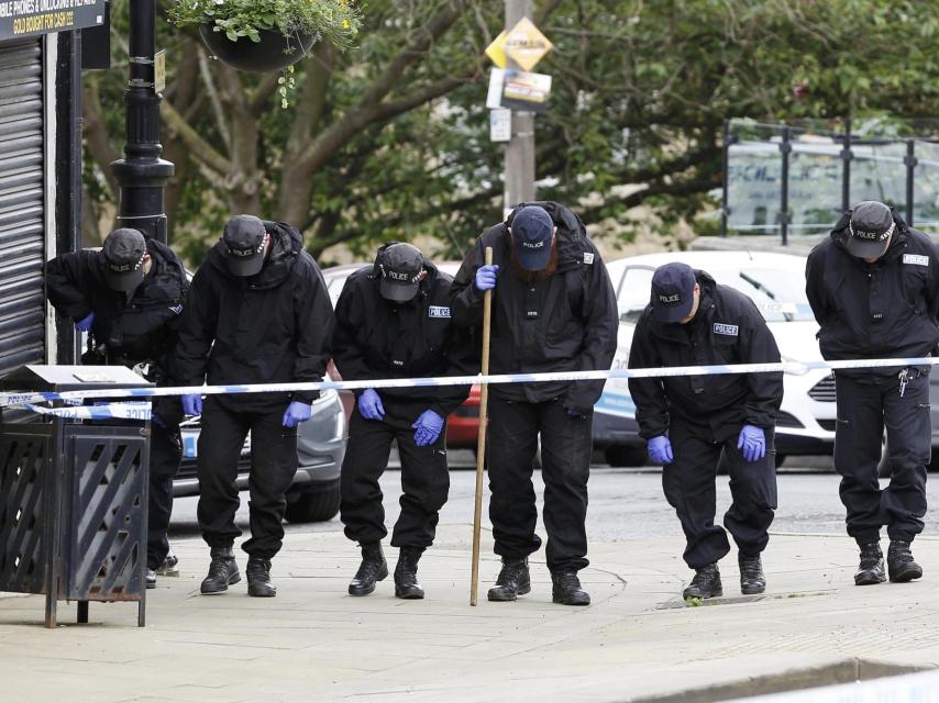 Agentes de policía peinan la zona cercana al asesinato de Jo Cox el viernes en Bristall.