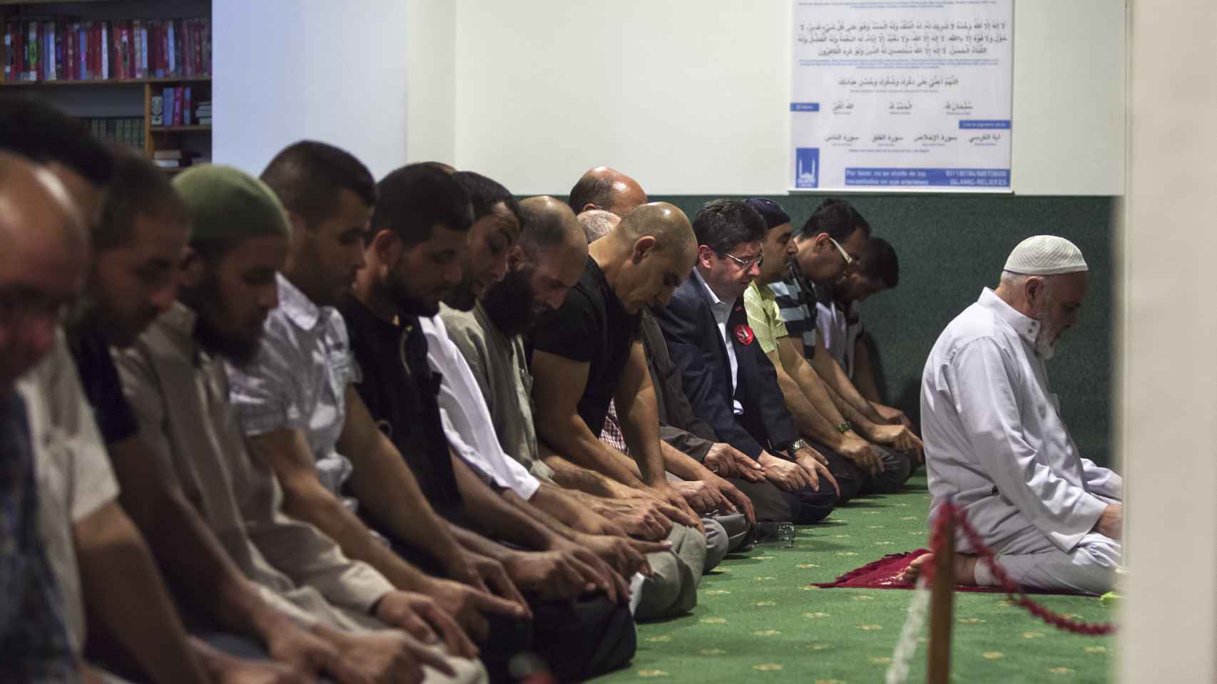 Mohamed Chaib (quinto por la derecha), rezando en la mezquita Omar Ibn El Khatab.