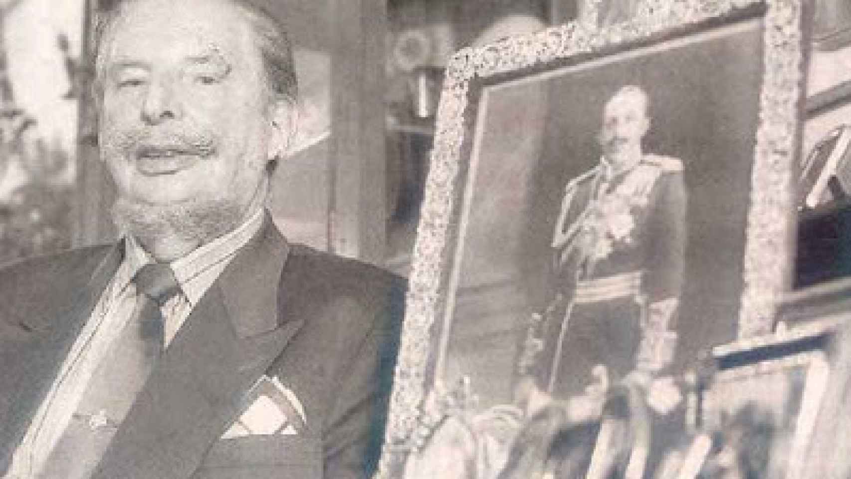 Leandro con una fotografía de su padre el rey Alfonso XIII