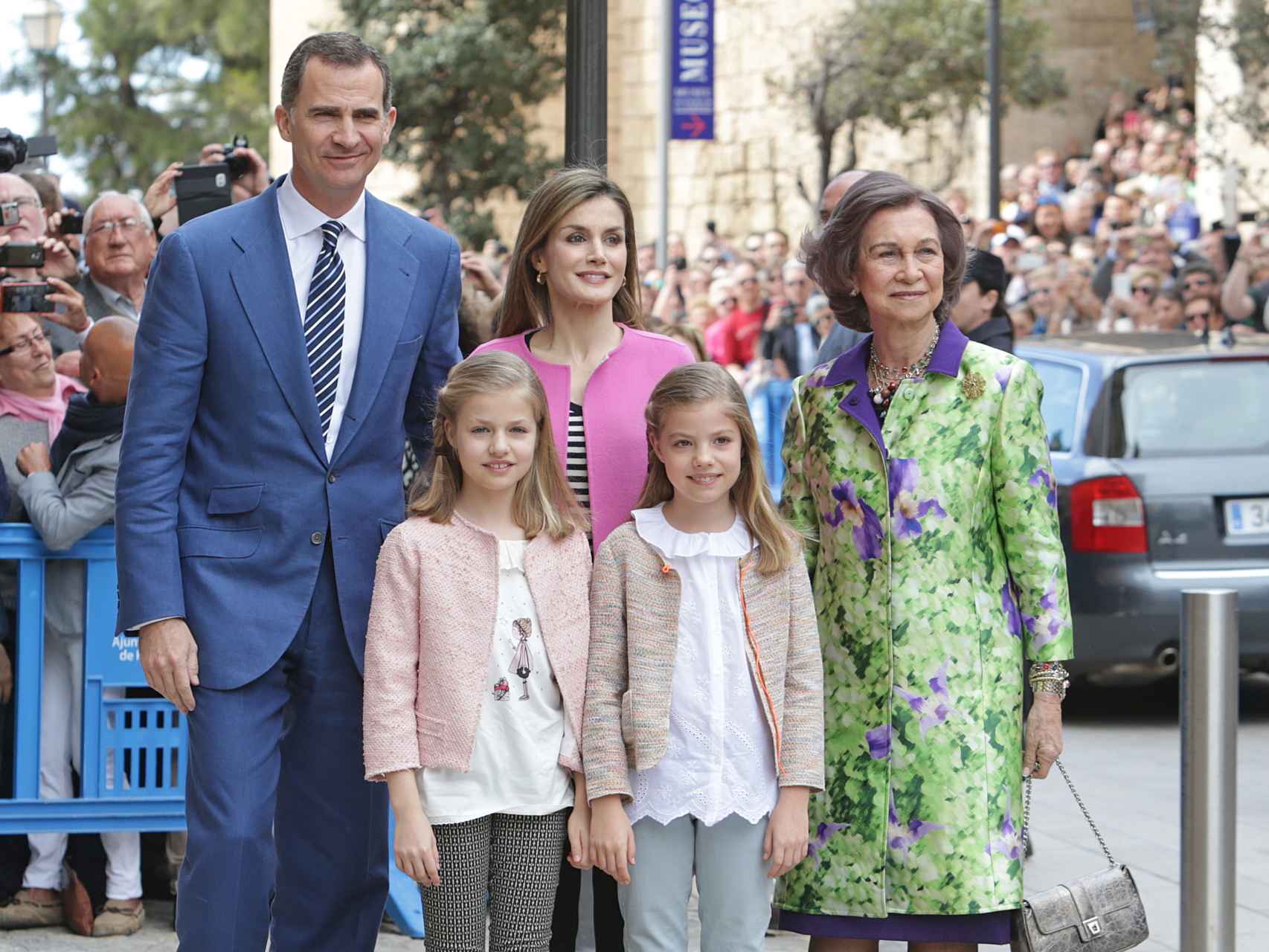 La reina Sofía, junto a los reyes y las infantas durante la misa de Pascua en Palma de Mallorca.