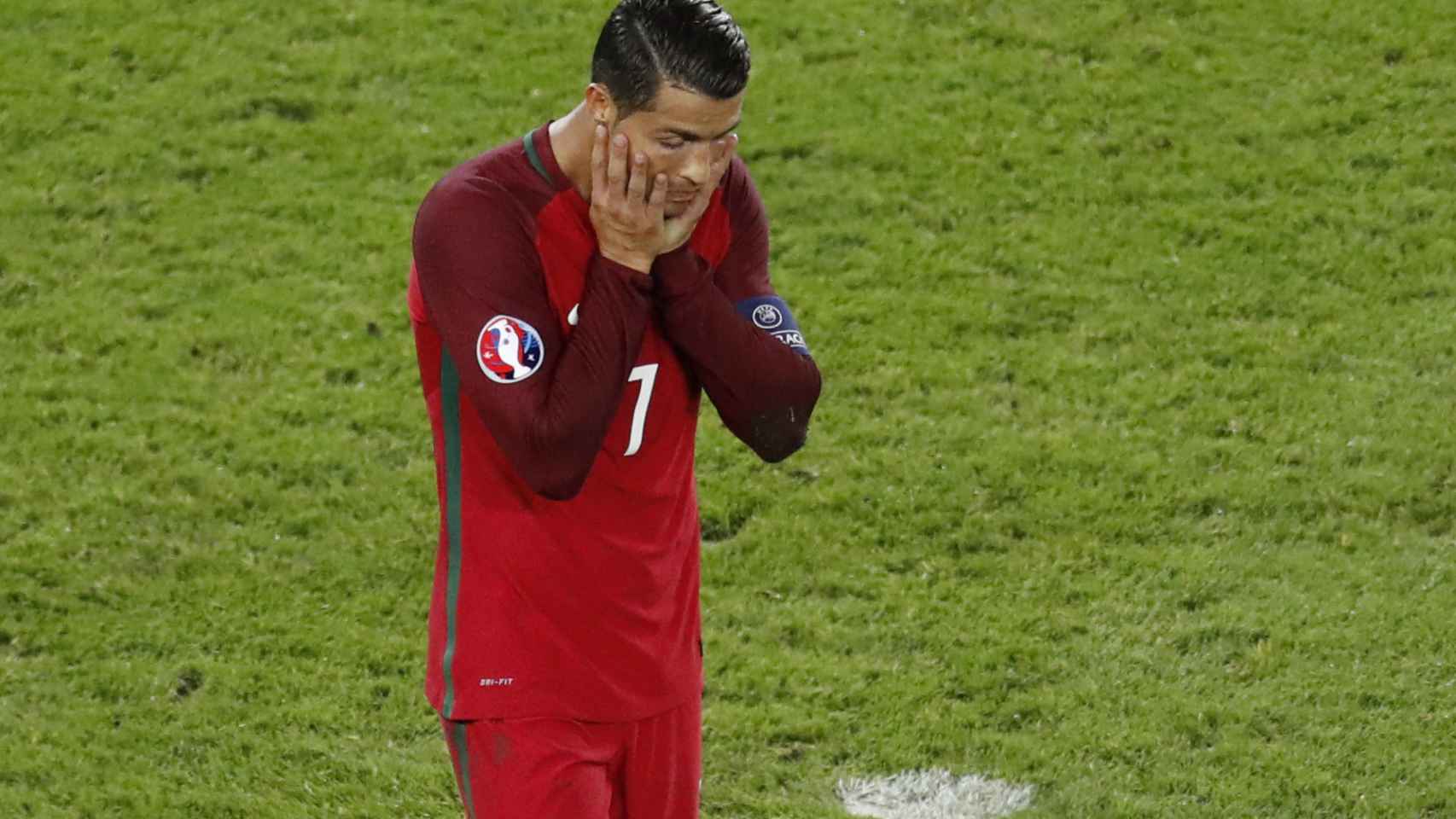 Cristiano Ronaldo se lamenta tras fallar un penalti.