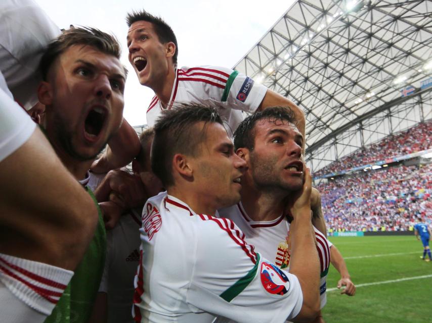 Los jugadores húngaros celebran su gol en el 88.