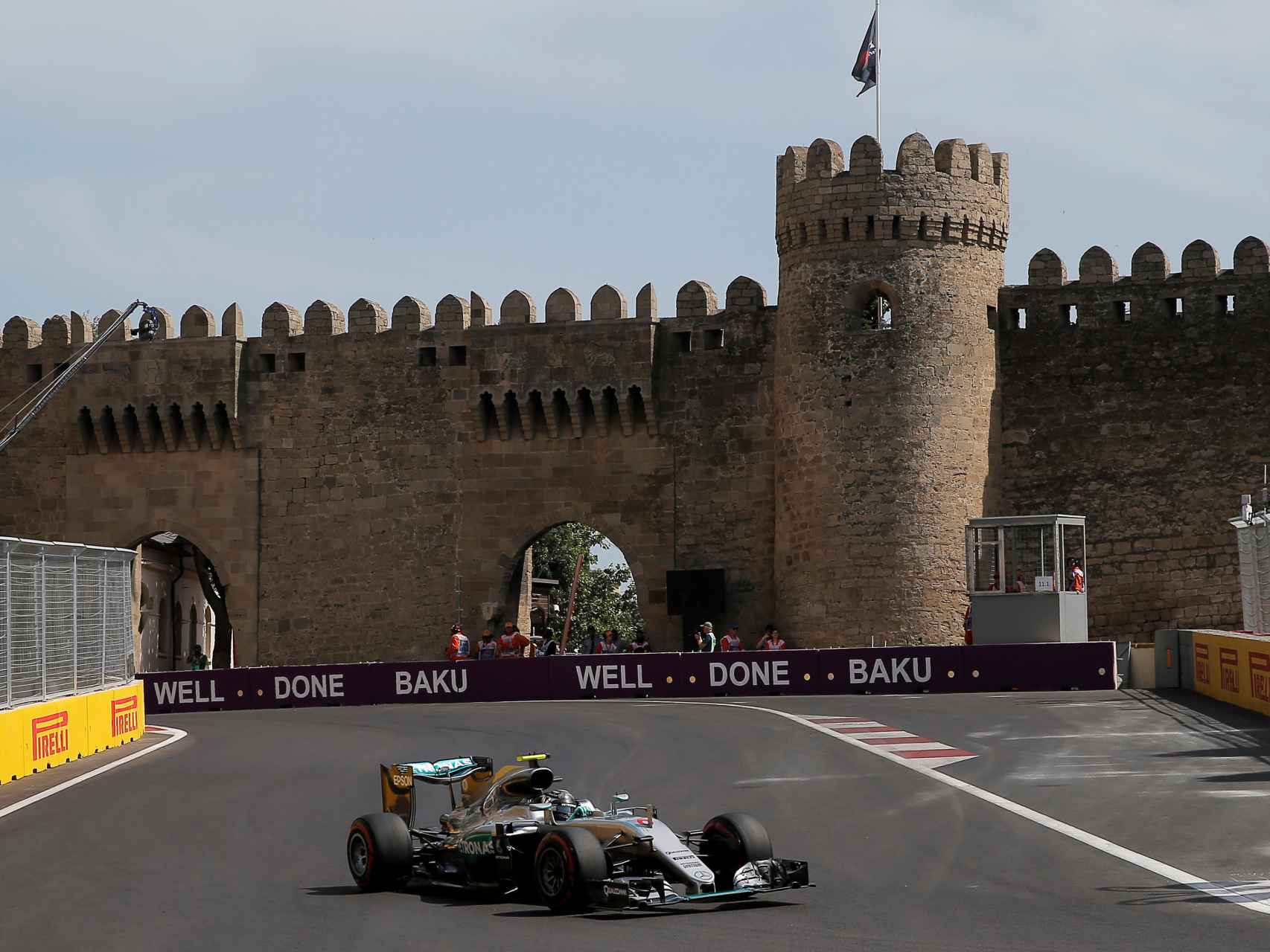 El Mercedes de Rosberg en el circuito urbano de Baku