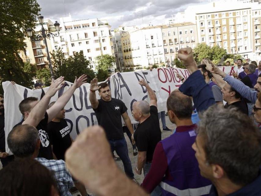 Medio centenar de simpatizantes de un grupo de ultraderecha ha irrumpido en el acto.