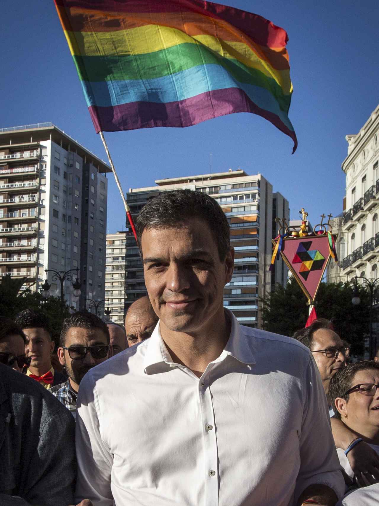 El candidato socialista, Pedro Sánchez, en la manifestación LGTB de Valencia.