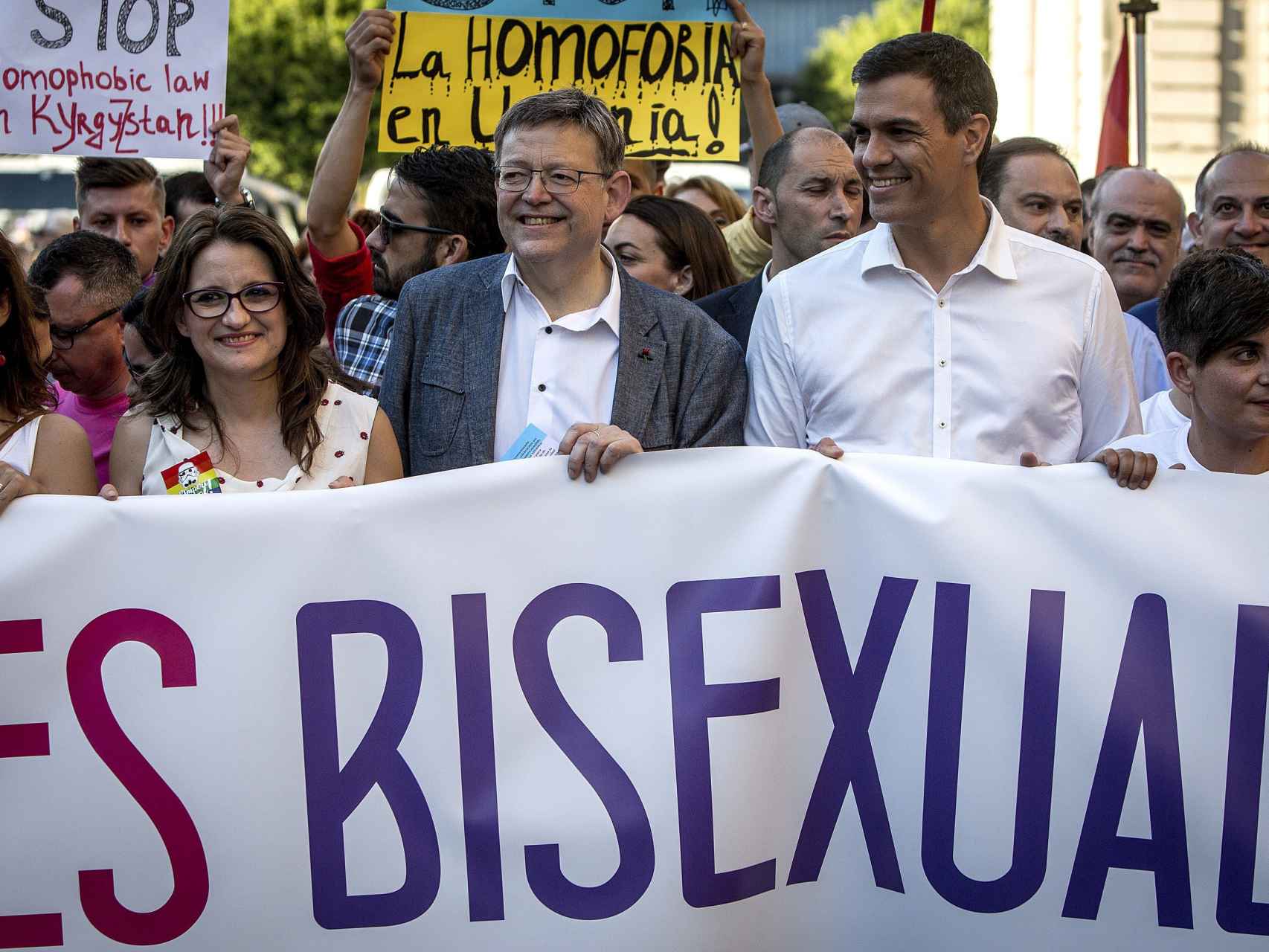 El candidato socialista liderando la manifestación LGTB en Valencia.