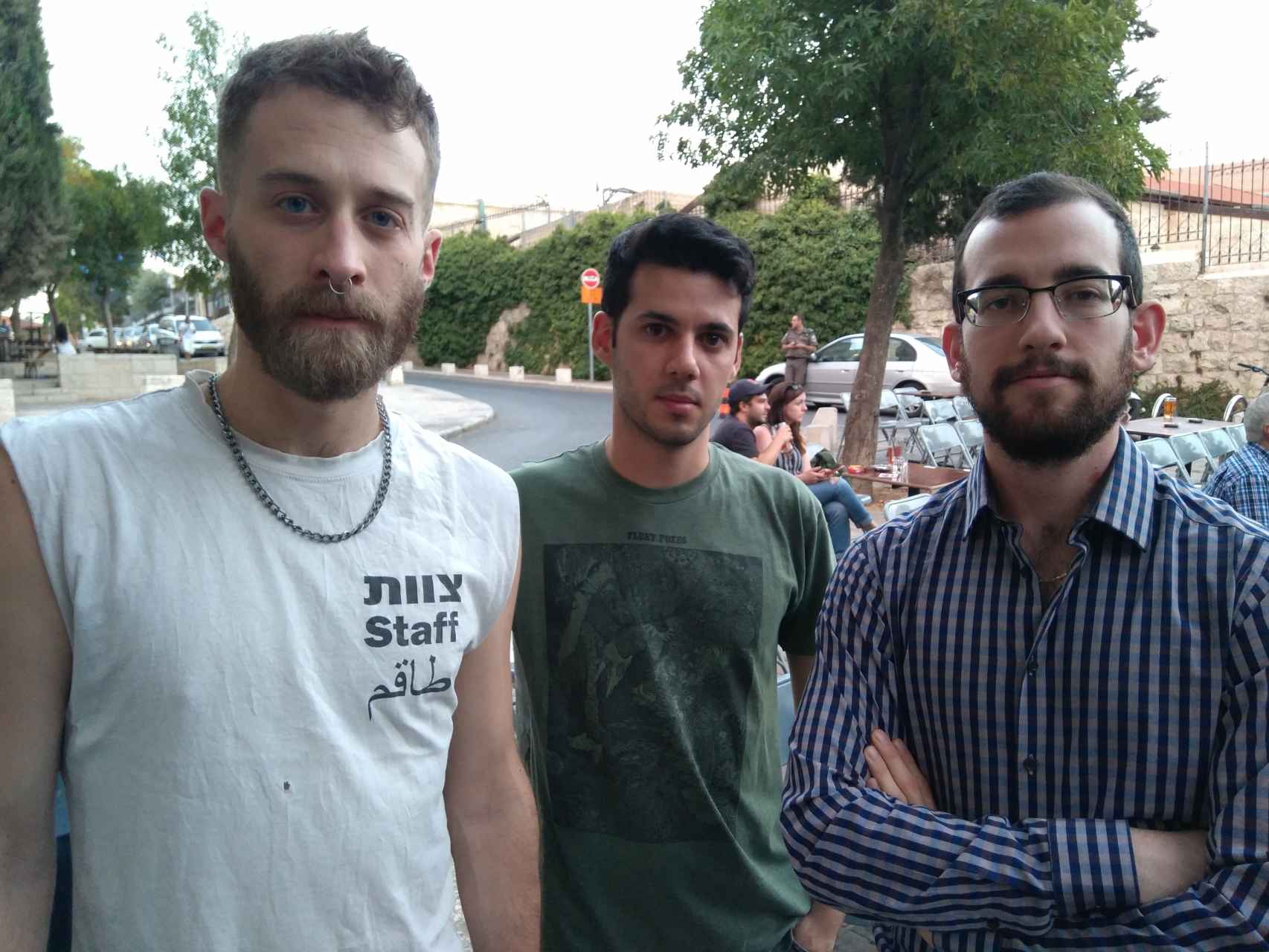 Aaron Lempert, gerente del Videoclub, Tali Ninyo, empleado del bar, y Tom Canning, representante de Open House en Jerusalén.
