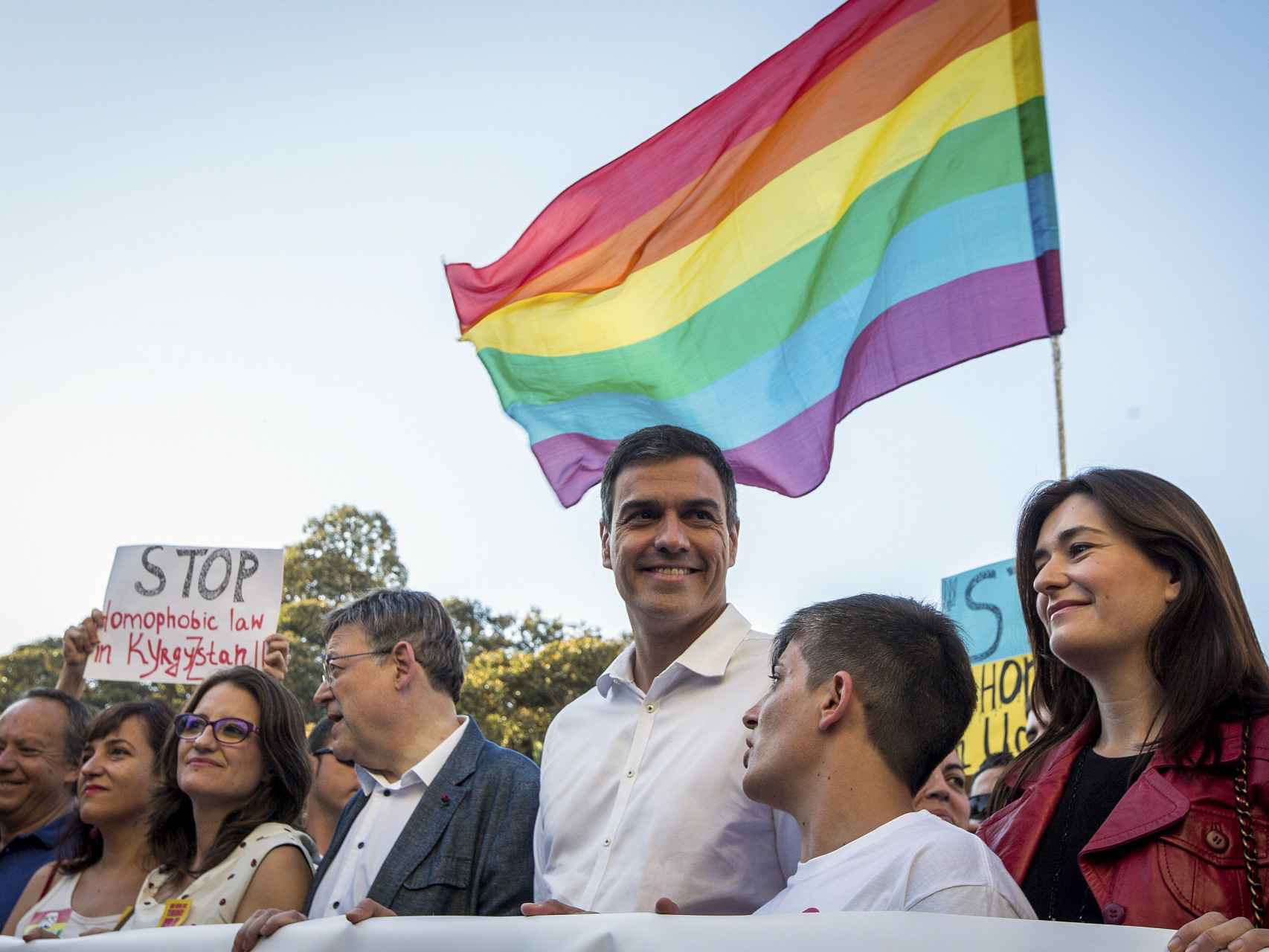 Pedro Sánchez junto al president de la Generalitat, Ximo Puig, y la vicepresidenta, Mónica Oltra, en el día del Orgullo LGTB valenciano.