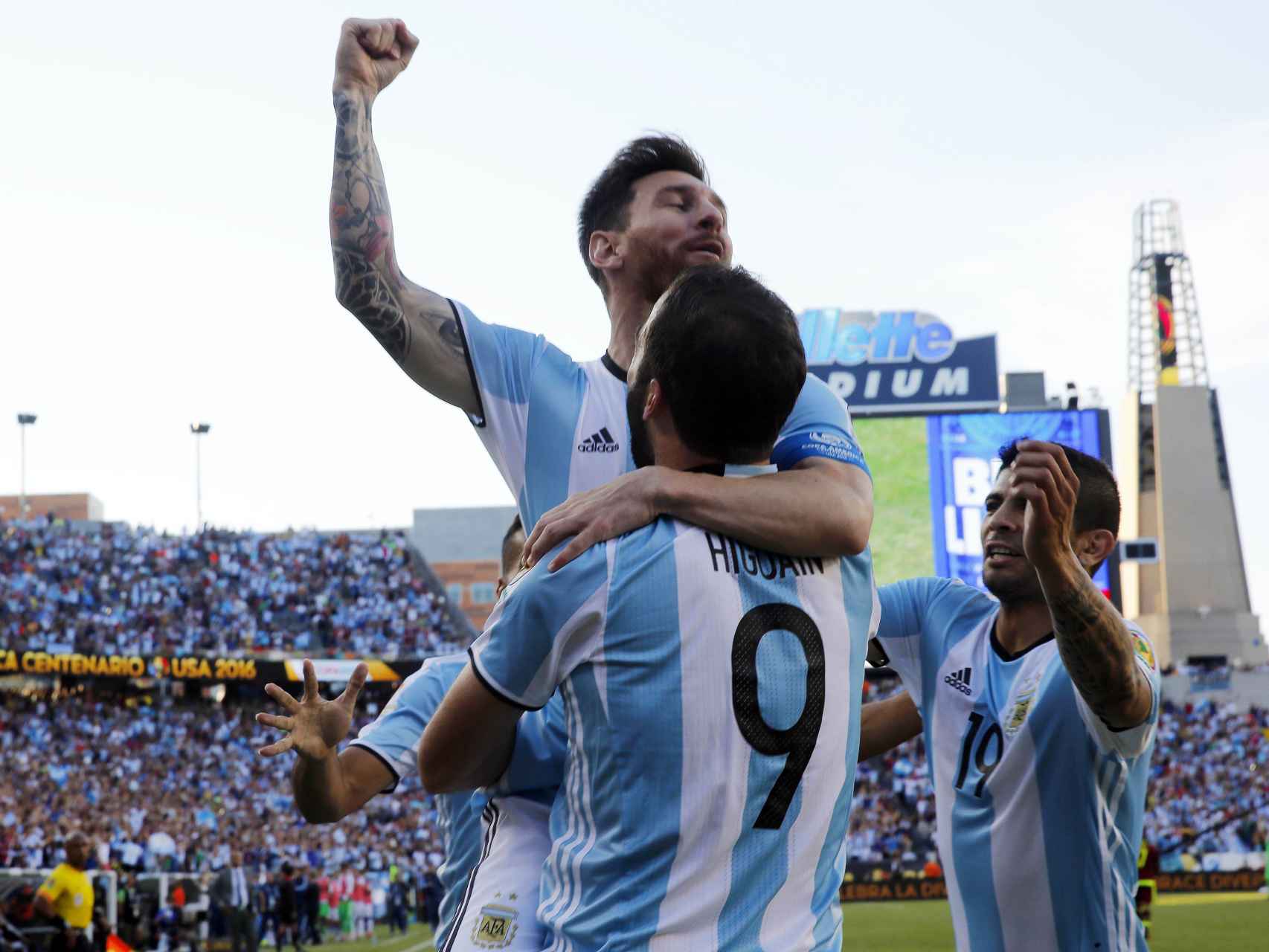 Messi e Higuaín celebran un gol.