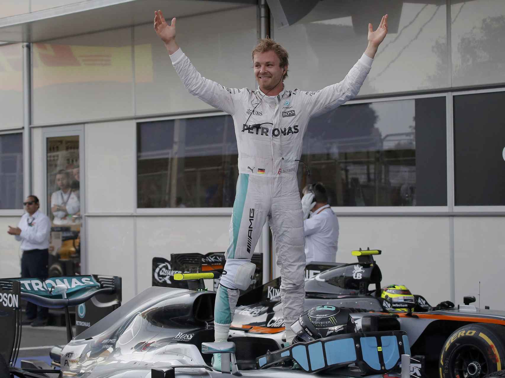 Rosberg celebra su victoria en Baku.