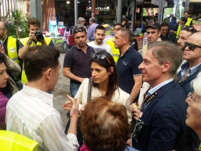 La nueva alcaldesa de Roma hablando en la calle con los vecinos de la ciudad