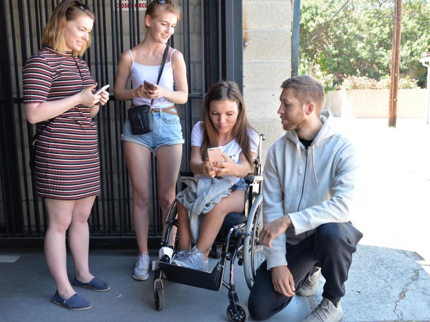 El DJ por las calles de Los Ángeles atendiendo a sus seguidoras