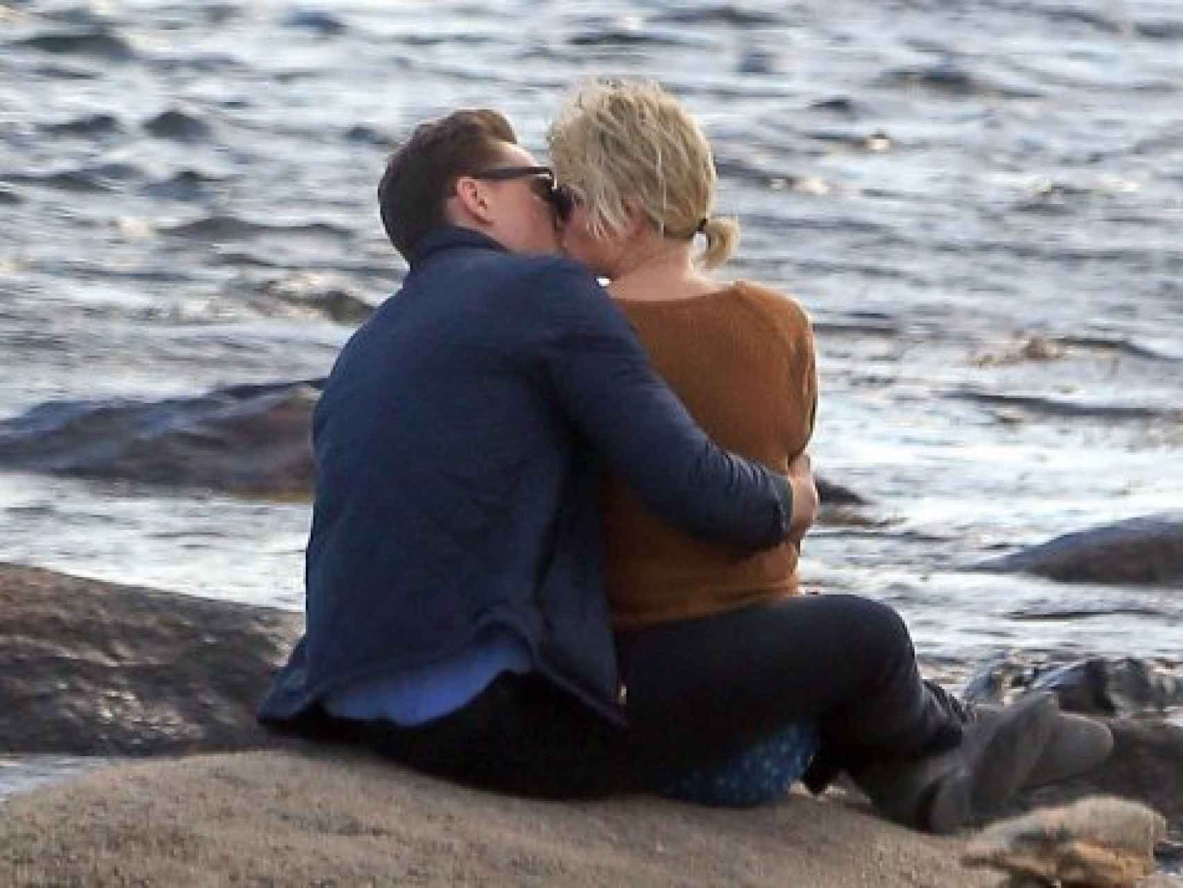Taylor Swift con el actor Tom Hiddelston besándose frente al mar