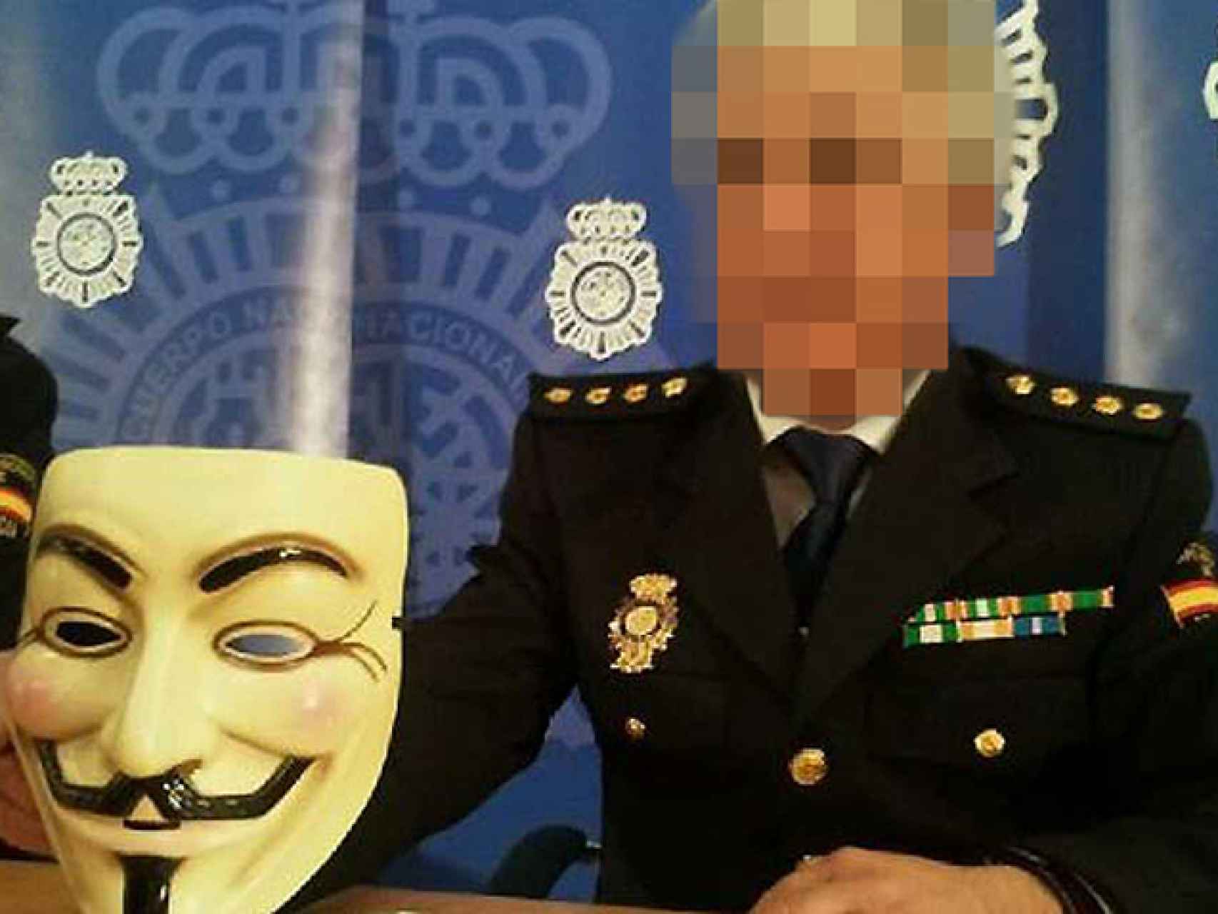 Un agente con la máscara de Anonymus, en una imagen difundida por la Policía y editada por Mayrit.