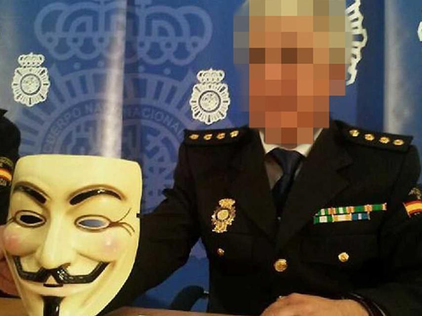 Un agente con la máscara de Anonymus, en una imagen difundida por la Policía y editada por Mayrit.