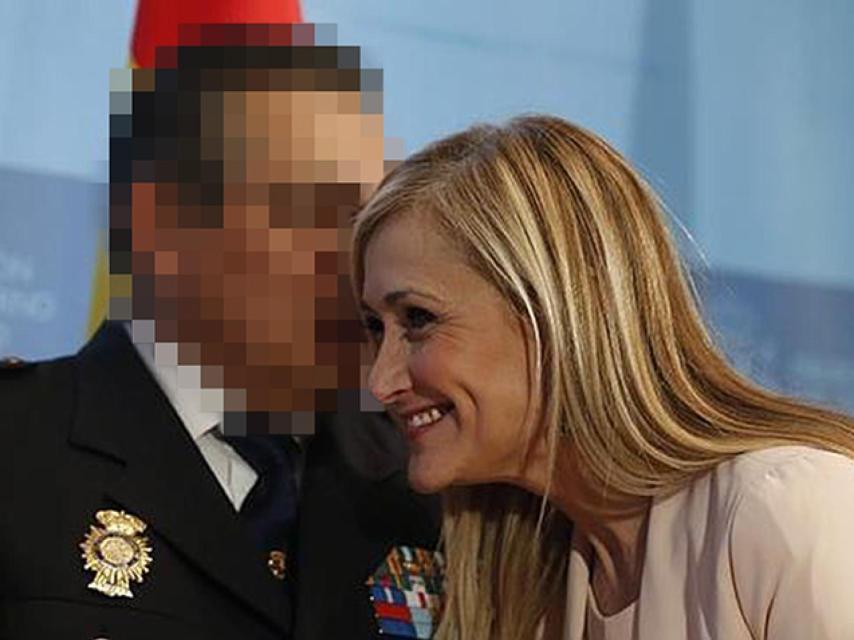 Cristina Cifuentes y un agente policial, en la exposición Imágenes autorizadas, Daniel Mayrit.