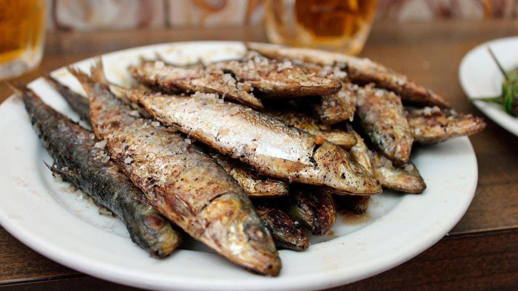 En el Bar Santurce llevan cuatro décadas cocinando sardinas.